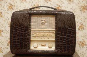 英八旬老翁酷愛無線電 搜集千余臺收音機(jī)自建博物館