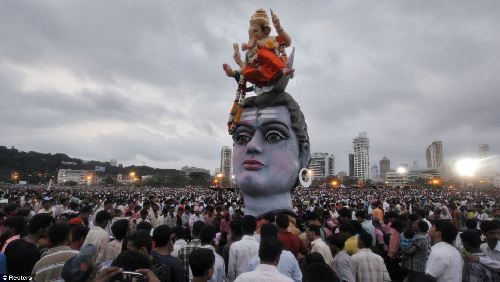 印度各地慶祝象神節最后一天 政府呼吁警惕塑料污染