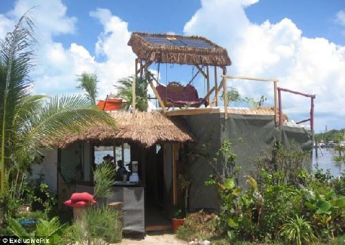 英男子用12萬只塑料瓶打造人工島 池塘瀑布應有盡有