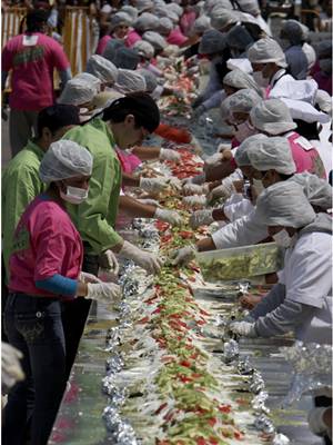 墨首都數百市民制成全球最大墨西哥卷 長70米重1.4噸