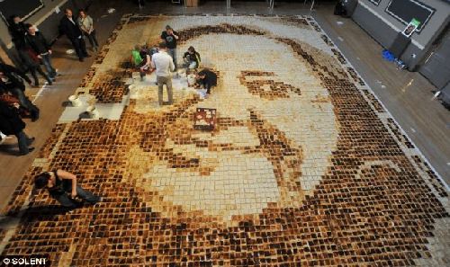 兒媳獻給婆婆生日禮物：世界最大烤面包片肖像拼圖