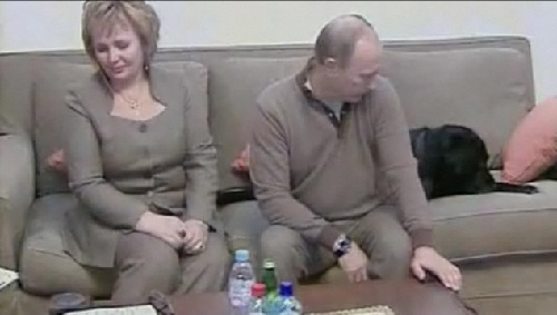 普京夫婦鏡頭前“秀恩愛” 結婚戒指“泄天機”？