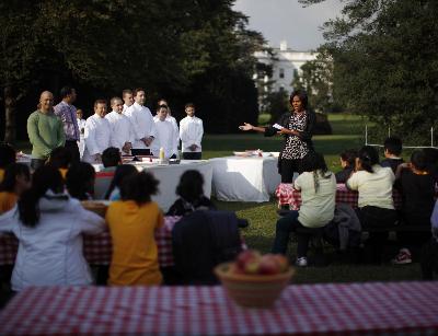 白宮菜園大豐收 第一夫人與小學生共享采摘之樂