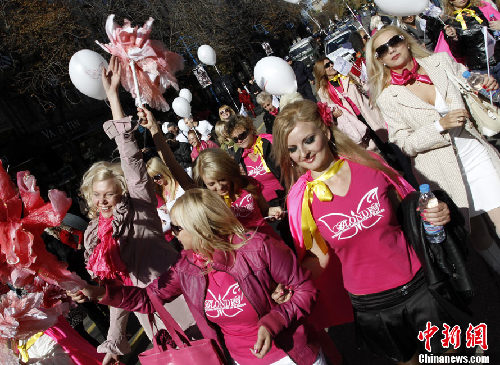 保加利亞金發女郎街頭集會 大秀高挑身材