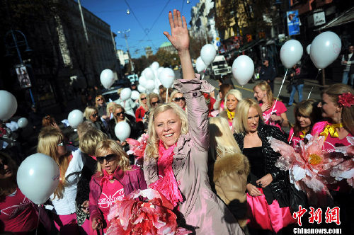 保加利亞金發女郎街頭集會 大秀高挑身材