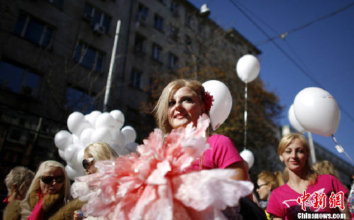 保加利亞金發女郎街頭集會 大秀高挑身材