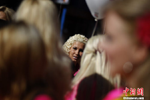 保加利亞金發女郎街頭集會 大秀高挑身材