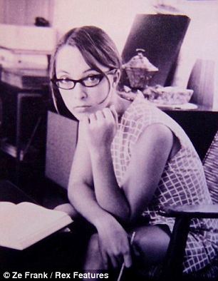 英網(wǎng)站搞父母照片模仿秀 兒女爭“像媽媽、像爸爸”