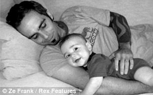 英網站搞父母照片模仿秀 兒女爭“像媽媽、像爸爸”