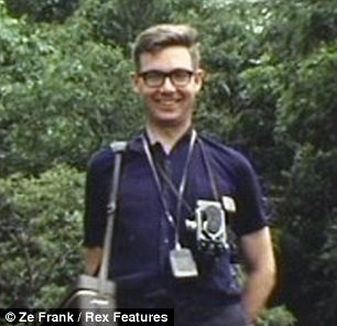 英網站搞父母照片模仿秀 兒女爭“像媽媽、像爸爸”