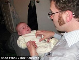 英網站搞父母照片模仿秀 兒女爭“像媽媽、像爸爸”