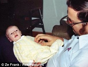 英網站搞父母照片模仿秀 兒女爭“像媽媽、像爸爸”