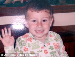 英網站搞父母照片模仿秀 兒女爭“像媽媽、像爸爸”