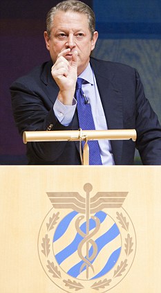 環(huán)保領(lǐng)袖戈?duì)栕層^眾坐地鐵自己租車(chē) 離開(kāi)還不關(guān)引擎