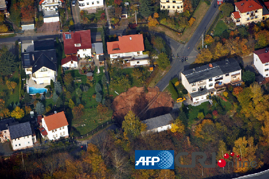 德國小鎮深夜突發地陷 出現一個12米深大坑