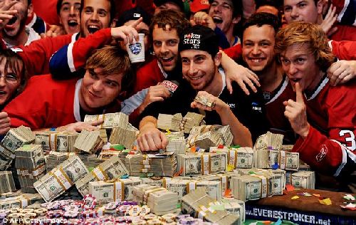 加拿大小伙世界撲克賽奪冠捧900萬獎金