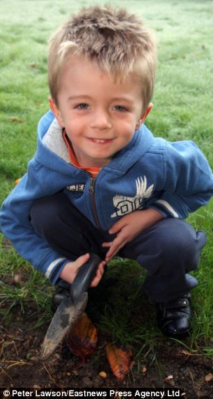 英男童用金屬探測器尋到稀世黃金吊墜 變身百萬富翁