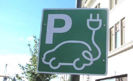 倫敦發(fā)展清潔交通工具 2013年電動(dòng)汽車(chē)充電站超過(guò)加油站