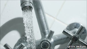 法69歲老嫗被困浴室20天 靠喝管道中溫水保命