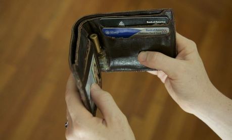 為抑制消費沖動 美國設(shè)計師發(fā)明變形智能錢包