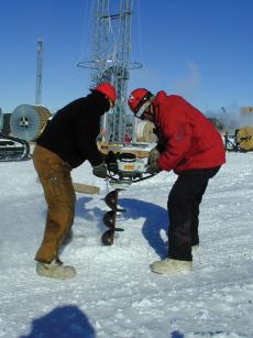 美科學家在南極鋪設(shè)“冰立方” 試圖尋找暗物質(zhì)線索