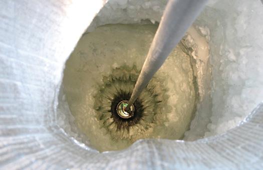 美科學家在南極鋪設(shè)“冰立方” 試圖尋找暗物質(zhì)線索