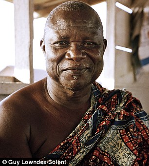 倫敦展出非洲個(gè)性化棺材 造型奇特體現(xiàn)身份