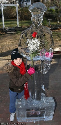 美駐阿士兵想奇招 冰雕“替身”陪家人過圣誕