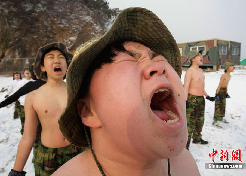 組圖：韓國中小學(xué)生赤膊在雪地中軍訓(xùn)