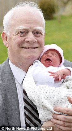 英國72歲男子老來得女 妻子比他小29歲