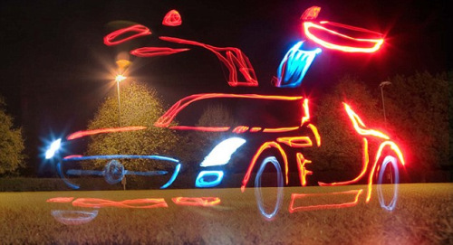 英男子用LED鑰匙環“畫”出“光速汽車”(圖)