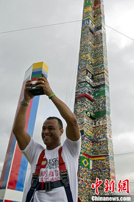 巴西球星卡福拼出世界最高樂高積木塔高達31.19米