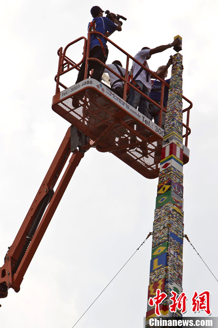 巴西球星卡福拼出世界最高樂高積木塔高達31.19米