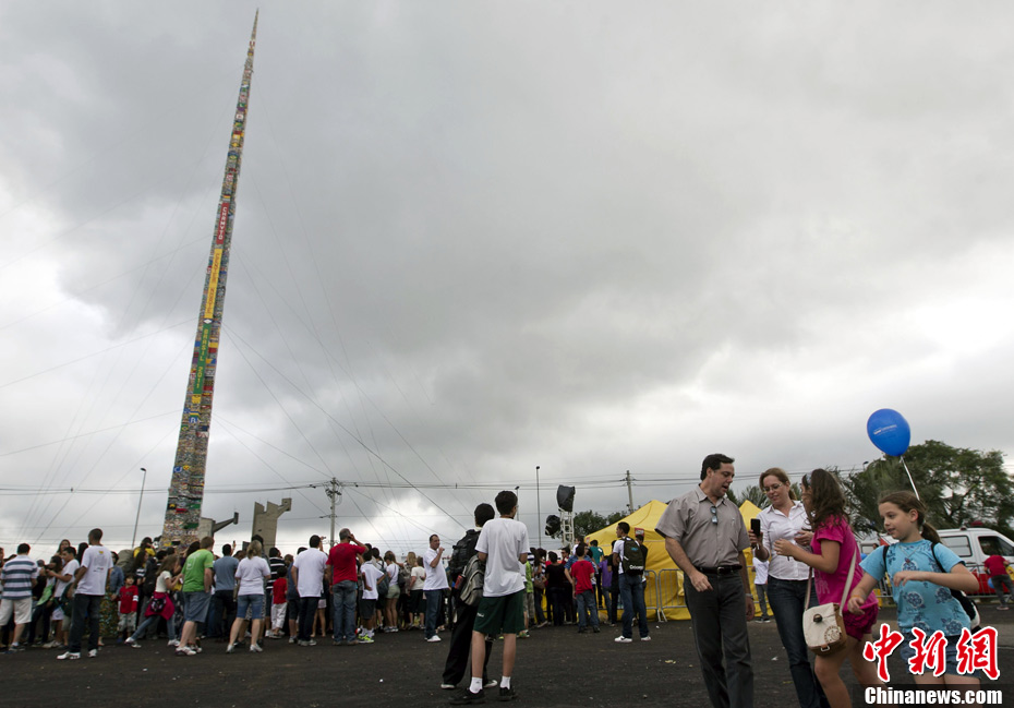 巴西球星卡福拼出世界最高樂高積木塔高達31.19米