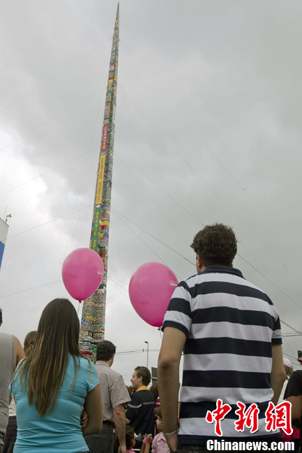 巴西球星卡福拼出世界最高樂高積木塔高達31.19米