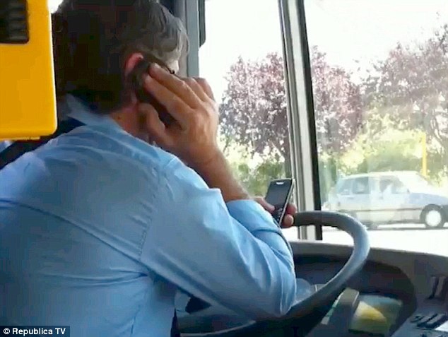 最強一心多用司機：一手電話、一手短信、肘部控制方向盤