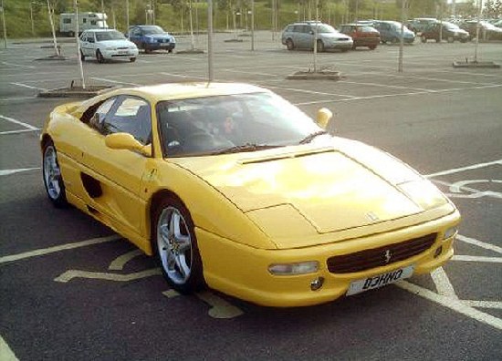 亂停車惹公憤 英網站曝光缺德豪華車司機