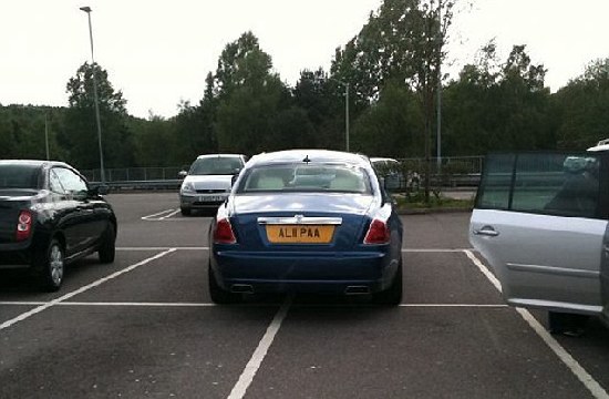 亂停車惹公憤 英網站曝光缺德豪華車司機