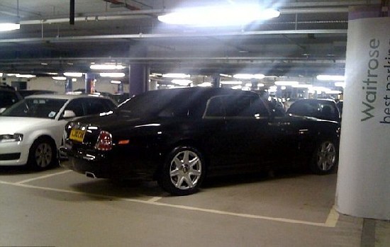 亂停車惹公憤 英網(wǎng)站曝光缺德豪華車司機(jī)