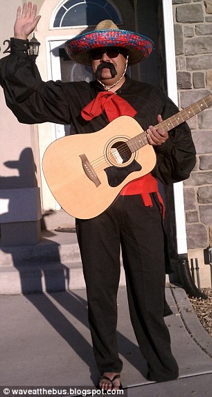 愛(ài)可以這樣表達(dá)！麻辣老爹365天“服裝秀”送兒上學(xué)