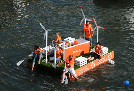 組圖：比利時(shí)小鎮(zhèn)浴缸作船水上爭(zhēng)奇 倡導(dǎo)環(huán)保理念