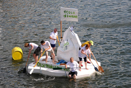 組圖：比利時(shí)小鎮(zhèn)浴缸作船水上爭(zhēng)奇 倡導(dǎo)環(huán)保理念