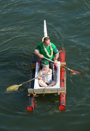 組圖：比利時(shí)小鎮(zhèn)浴缸作船水上爭(zhēng)奇 倡導(dǎo)環(huán)保理念