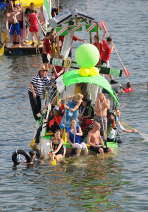 組圖：比利時(shí)小鎮(zhèn)浴缸作船水上爭(zhēng)奇 倡導(dǎo)環(huán)保理念