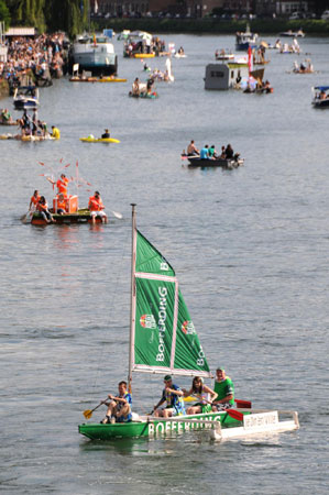 組圖：比利時(shí)小鎮(zhèn)浴缸作船水上爭(zhēng)奇 倡導(dǎo)環(huán)保理念