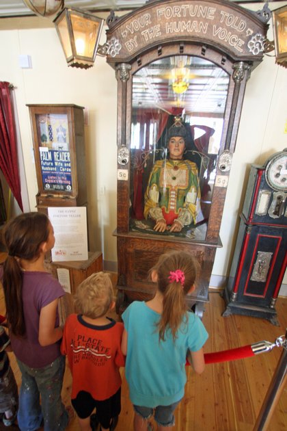 會說話吉普賽古董算卦機引天價爭奪 美當?shù)卣苜u