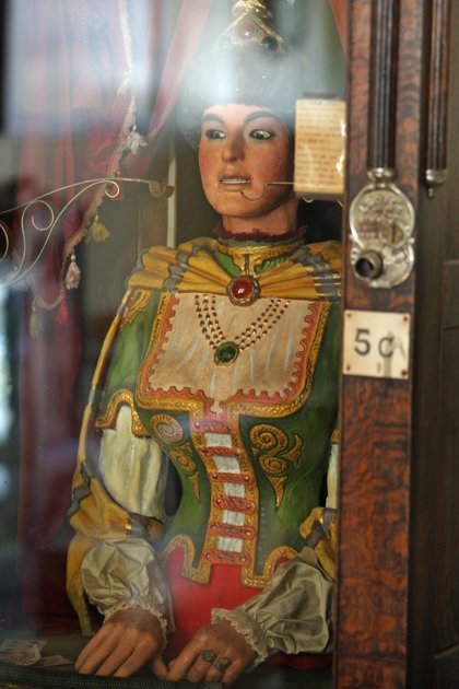 會說話吉普賽古董算卦機引天價爭奪 美當?shù)卣苜u