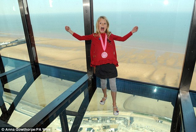 英著名黑澤塔重裝后開放 百米高空全玻璃觀景臺驚險刺激