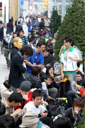 蘋果手機(jī)iphone4S全球開(kāi)賣 “果粉”排隊(duì)17天只為嘗鮮