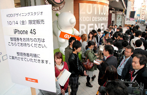 蘋果手機(jī)iphone4S全球開(kāi)賣 “果粉”排隊(duì)17天只為嘗鮮